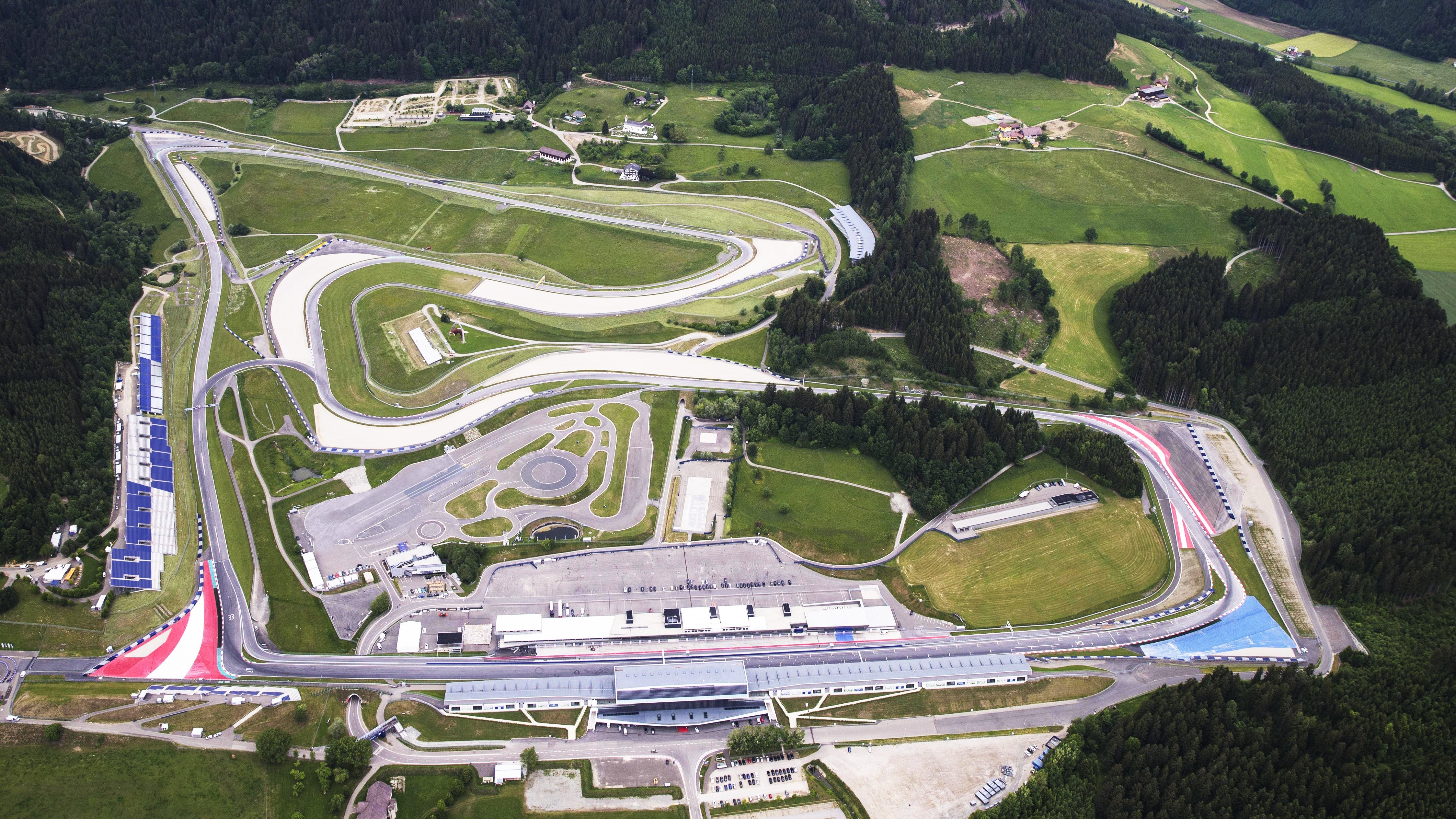 Luftaufnahme des Red Bull Rings in Spielberg Luftaufnahme des Red Bull Rings in Spielberg, umgeben von grünen Hügeln und Feldern in der Steiermark