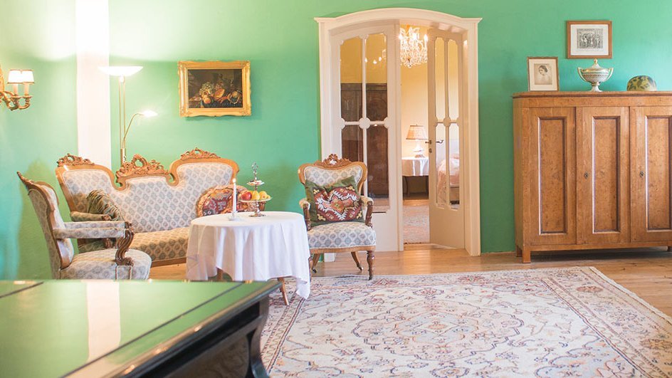 Charming Vintage Living Room A vibrant living room featuring vintage furniture against colorful walls and decorative accents.