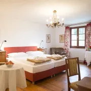 Schlosszimmer - Blick auf das Doppelbett und auf das Fenster