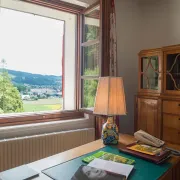Schlosszimmer - Blick auf den Schreibtisch und auf das geöffnete Fenster